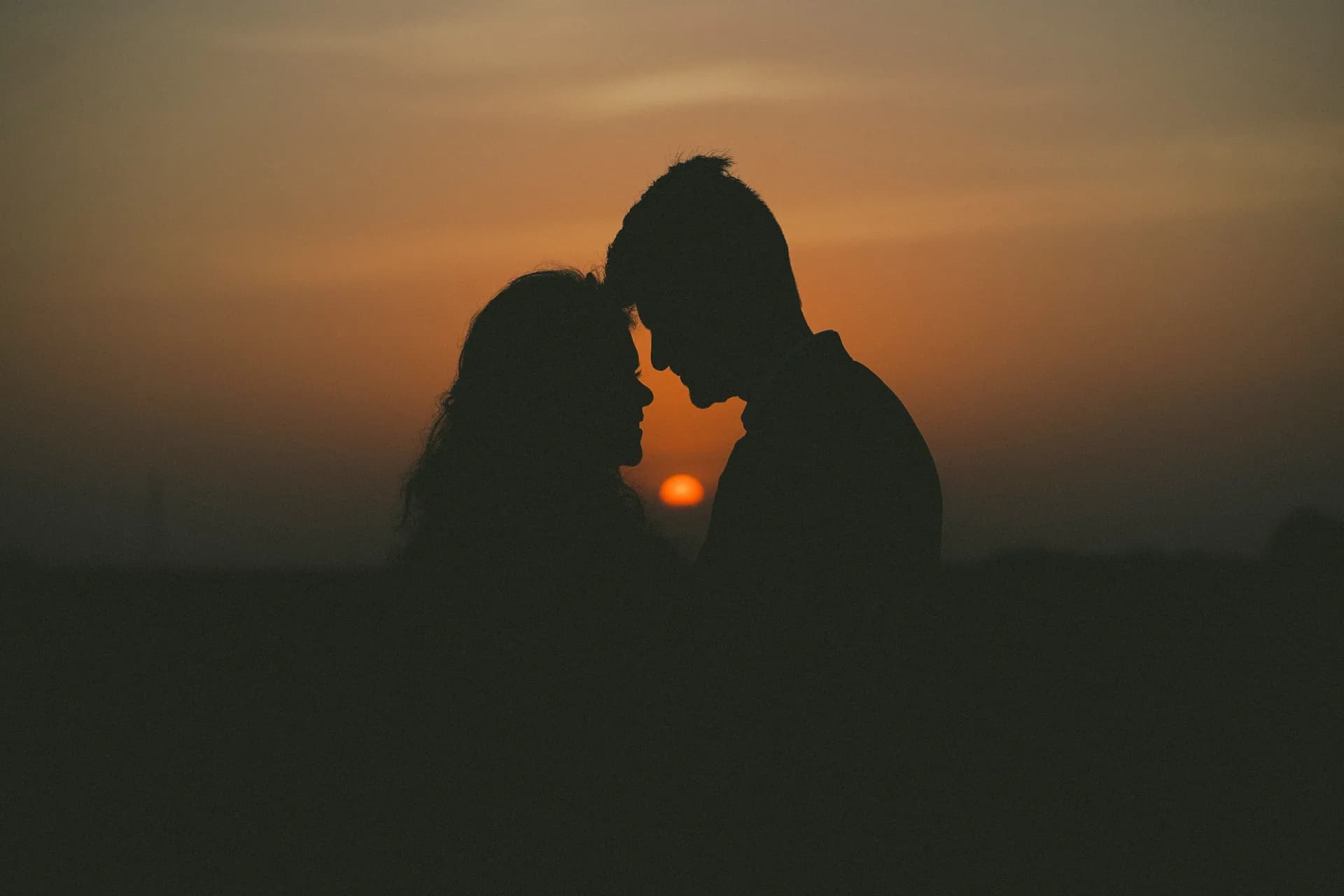 Sundown Kiss — the couple photograph by Akshay Hirani